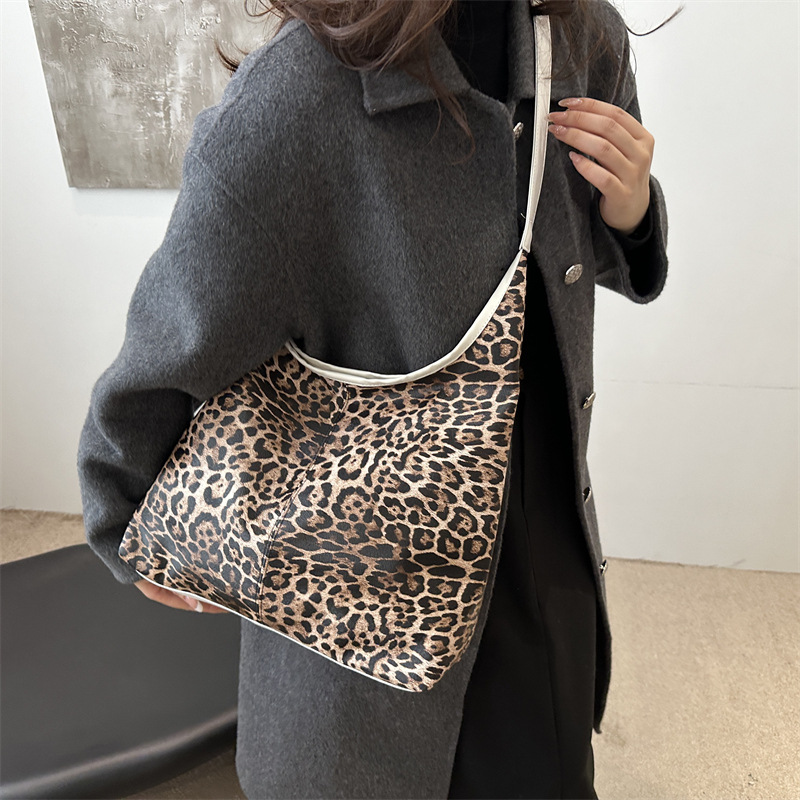 Bolsas de ocio coreanas de gran capacidad, bolsas debajo de las axilas, mujeres 2024 nuevas moda de leopardo, bolsas de mano populares.