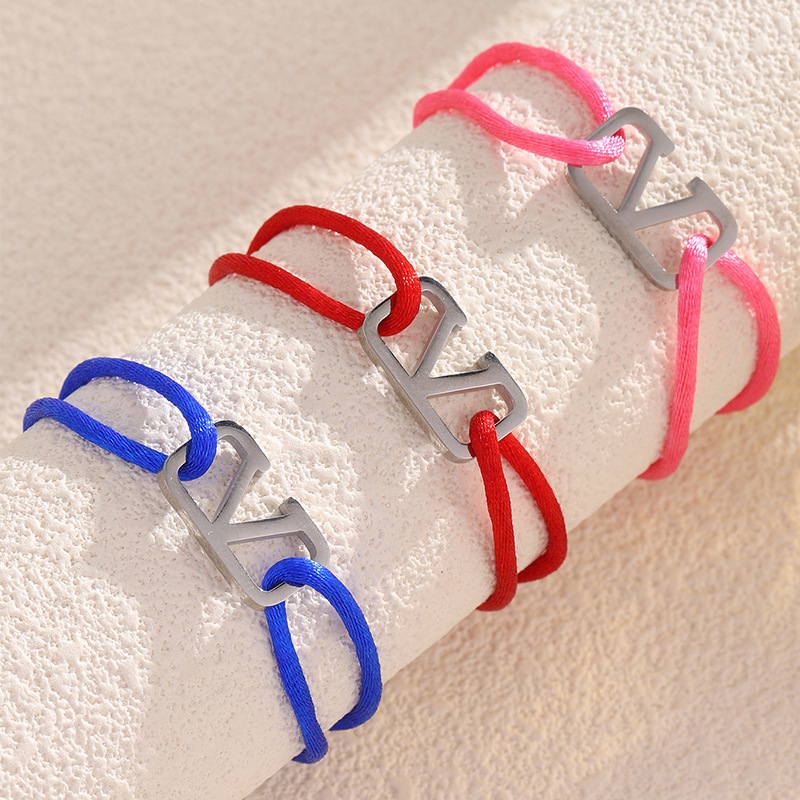 Nueva venta caliente simple cuadrado en forma de V hueca cuerda de mano tejida moda para mujer pulsera de acero inoxidable de nicho joyería