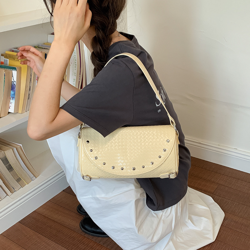 2026 verano nuevo estilo de moda de un solo hombro bolso de mano diseño cotidiano remaches viaje almohada bolsa al por mayor