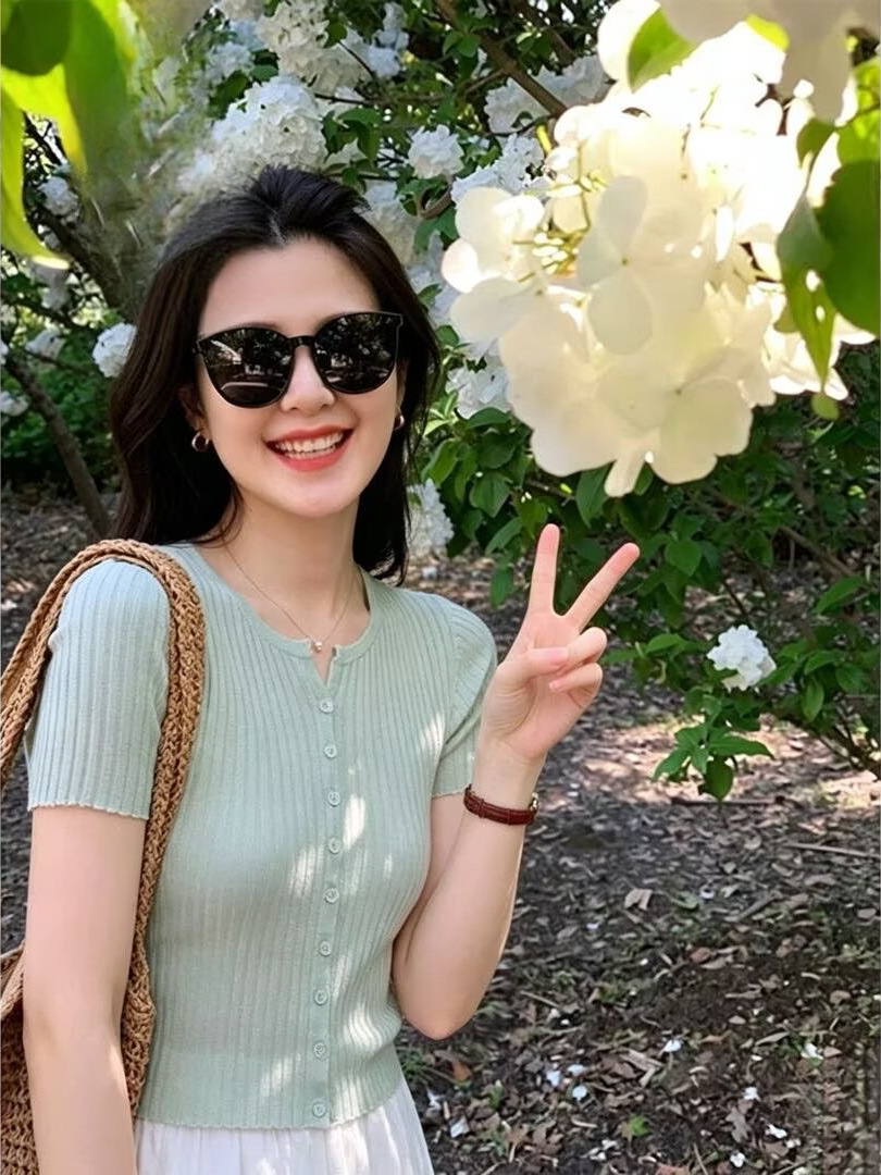 Áo thun ngắn tay nữ dệt kim cardigan chất liệu lụa băng mát mẻ, thiết kế ôm sát — Màu xanh da trời
