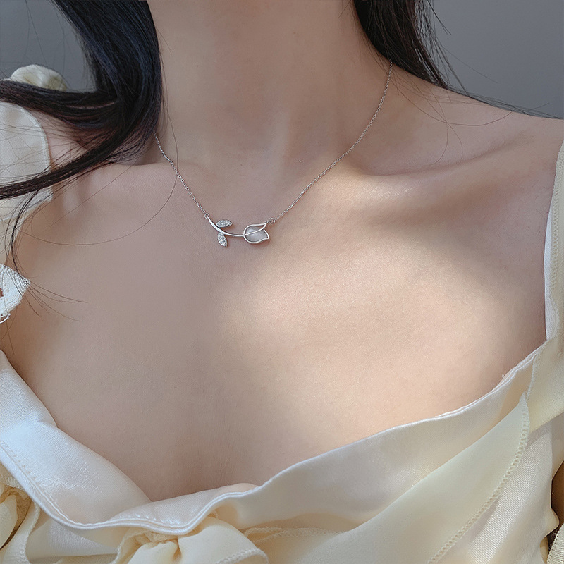 Parelmoer tulp ketting voor dames luxe bloemen collier_voghion.com