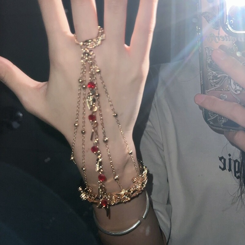 Antique Hanfu Travel Photography Dunhuang Dance Accessories Hollow Plum Blossom Red Bead Leaf Pendant Single Ring Bracelet Bracelet Antique Hanfu Travel Photography Dunhuang Dance Accessories Hollow Plum Blossom Red Bead Leaf Pendant Single Ring Bracelet Bracelet