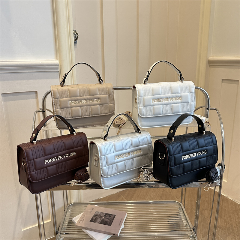 Wholesale of new trendy and fashionable European and American embroidered shoulder bags, stylish Korean-style shiny PU crossbody bags