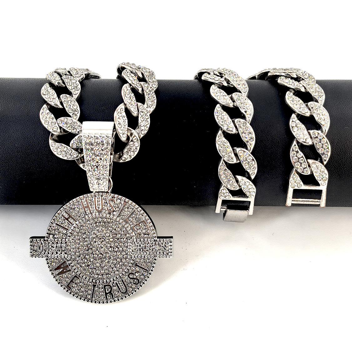 Collar de colgante para hombres europeos y estadounidenses estilo hip-hop popular cubano lleno de diamantes letras de aleación colgante joyería al por mayor