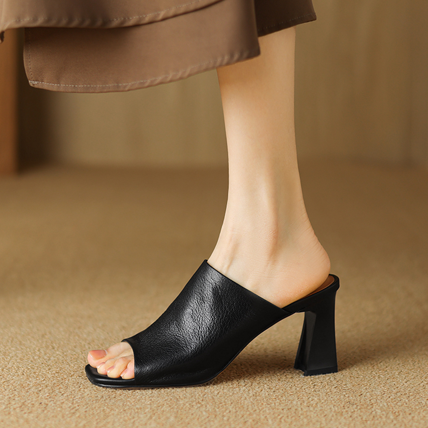 Sandal cao gót nữ hở mũi quai ngang da bò đục lỗ, gót 7 cm — Đen và cao 7 cm