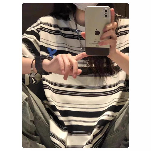 High-end sense of fashion, trendy brand, simple striped short-sleeved t-shirt for men in 2025, casual, loose-fitting, white-toned, regular shoulder top