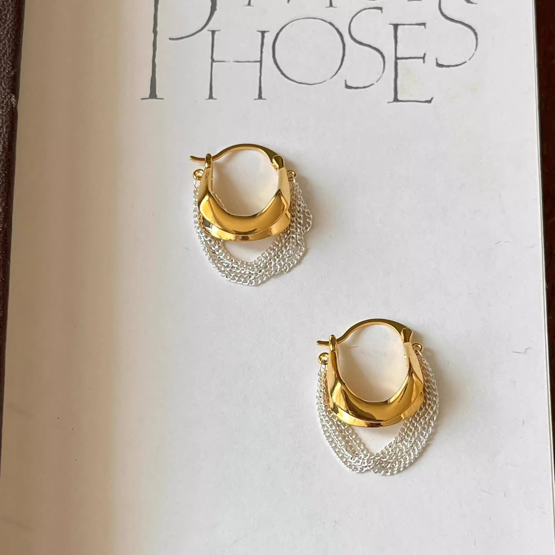Otoño y invierno nuevo bolso de cadena de bordas pernos de moda temperamento oro y plata aretes de color contrastante de alta calidad pernas para mujeres