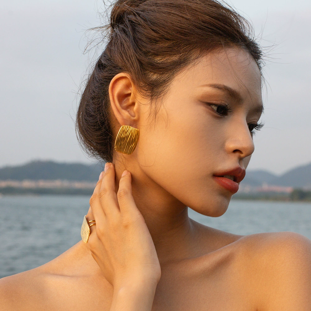 Европейская и американская трансграничная новая нержавеющая сталь квадратная полоска серьги простой премиум-стиль ретро дикий 18k золотые серьги