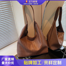 复古大容量包包女2026潮时尚新款简约单肩包编织纹休闲通勤托特包
