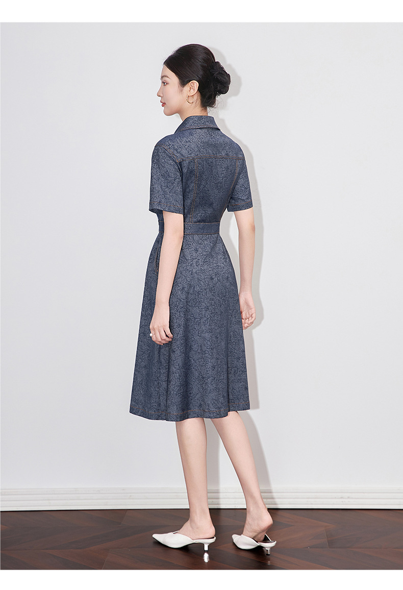 Váy liền denim jacquard cổ điển dáng dài vừa thắt eo tôn dáng — Màu xanh đậm chi tiết 9