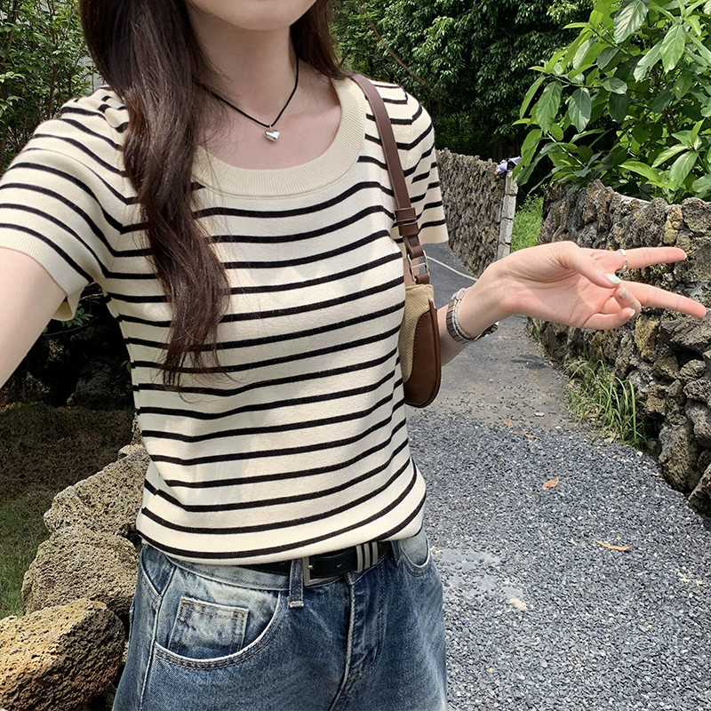 Фактическое фото, тонкая короткая тонкая летняя черно-белая полосатая трикотажная футболка с короткими рукавами и маленьким квадратным воротником для женщин