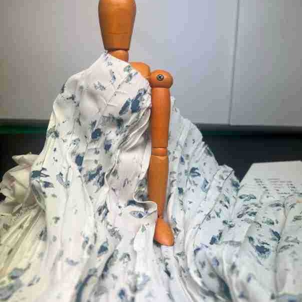 制定纬弹雪纺绳装压皱面料 女式服装衬衫上衣裤子裙子时尚布料