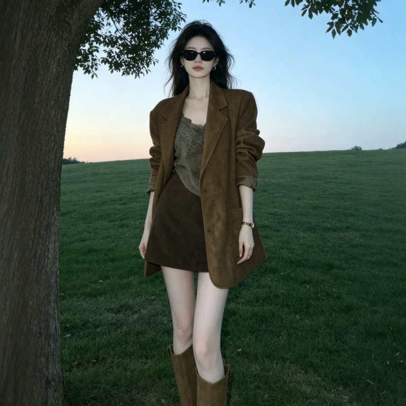 Retro-style suede lapel blazer for women, 2026 autumn collection, loose fit, slimming effect, versatile silhouette, casual jacket