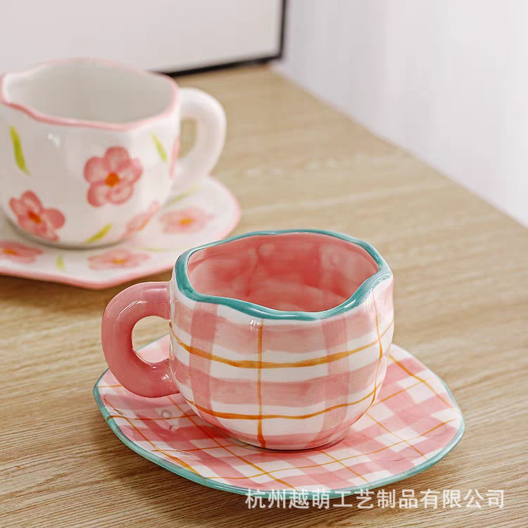 Taza de café de cerámica navideña irregular, linda taza con diseño de flores y corazones pintados a mano, juego de taza y platillo para té de la tarde
