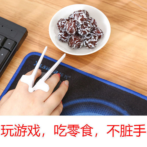 Manufacturer's finger chopsticks for lazy people, auxiliary chopsticks for holding snacks, non-dirty hand chopsticks, finger ring for playing games, lazy people's artifact