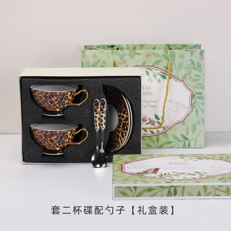 Leopardo de lujo ligero hueso de porcelana taza de café y plato conjunto de taza de té europea en línea exquisita taza de cerámica plato clásico alto valor nominal