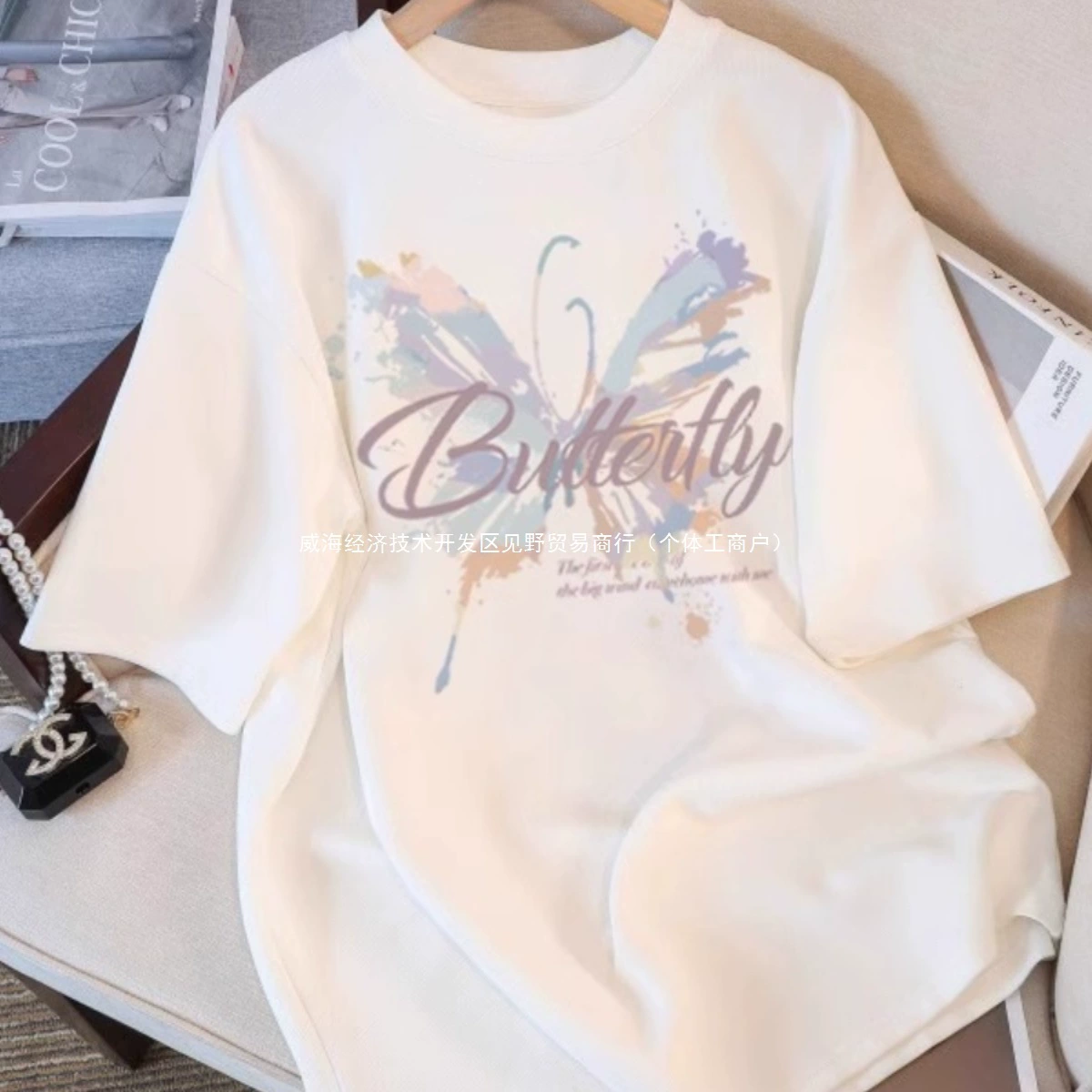 Белая футболка с круглым вырезом и короткими рукавами с принтом бабочки для женщин, лето 2025, новый горячий стиль, модный универсальный топ с дизайном