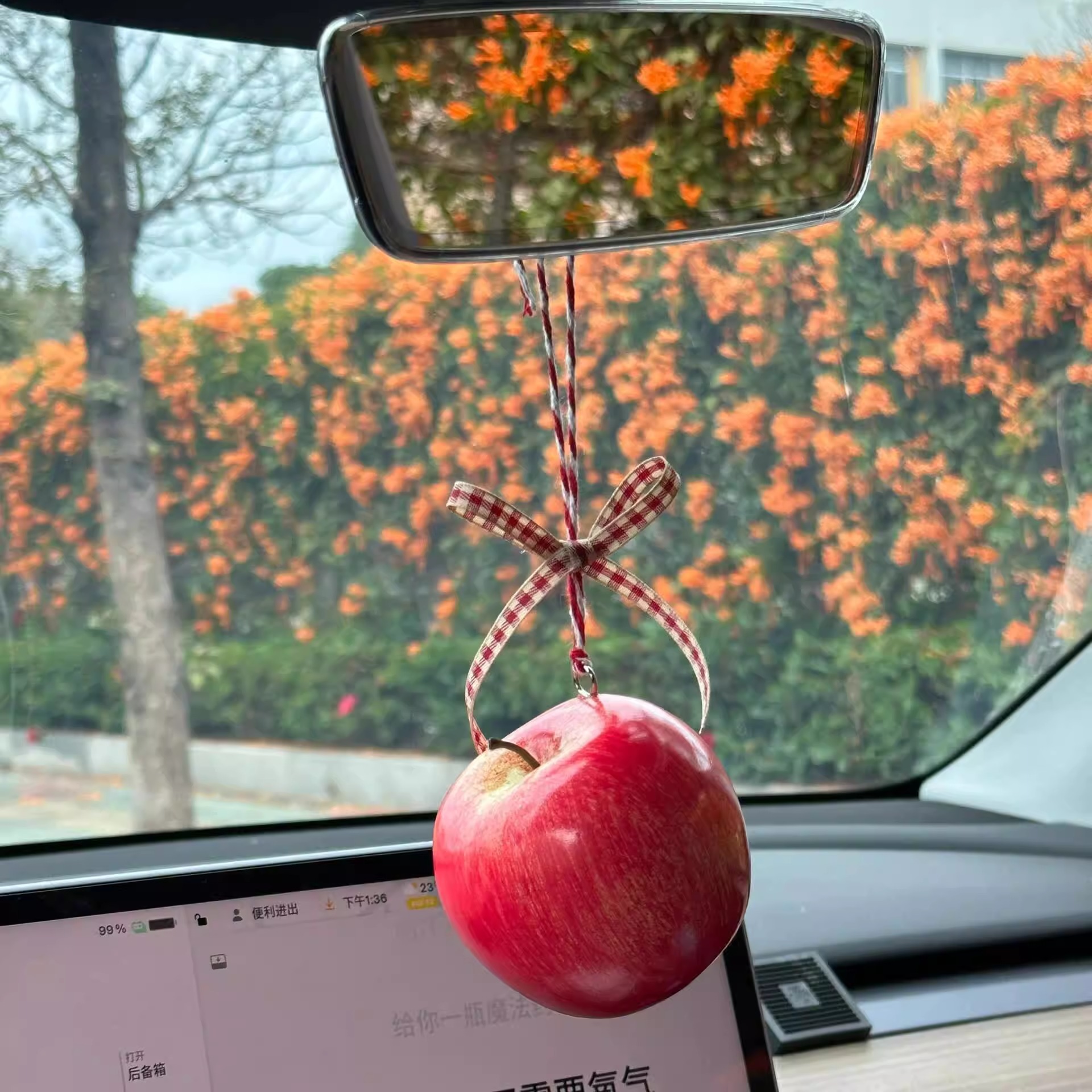 ที่แขวนรถยนต์ของ Apple ที่แขวนกระจกมองหลังภายในรถยนต์จี้ที่แขวนจำลองการคลายการบีบอัดความรู้สึกบรรยากาศการตกแต่งรถ