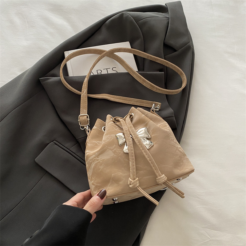 Drawstring fashion bow shoulder mochila 2024 otoño y invierno nuevo estilo versátil bolsas casuales bolsas de cubo para mujeres