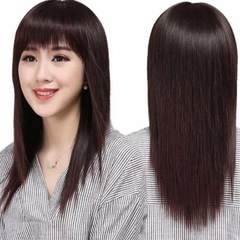 かつらの女性の長い髪の全頭カバーのかつらセットの中で高齢のお母さんの偽の髪の毛は顔を修理します。