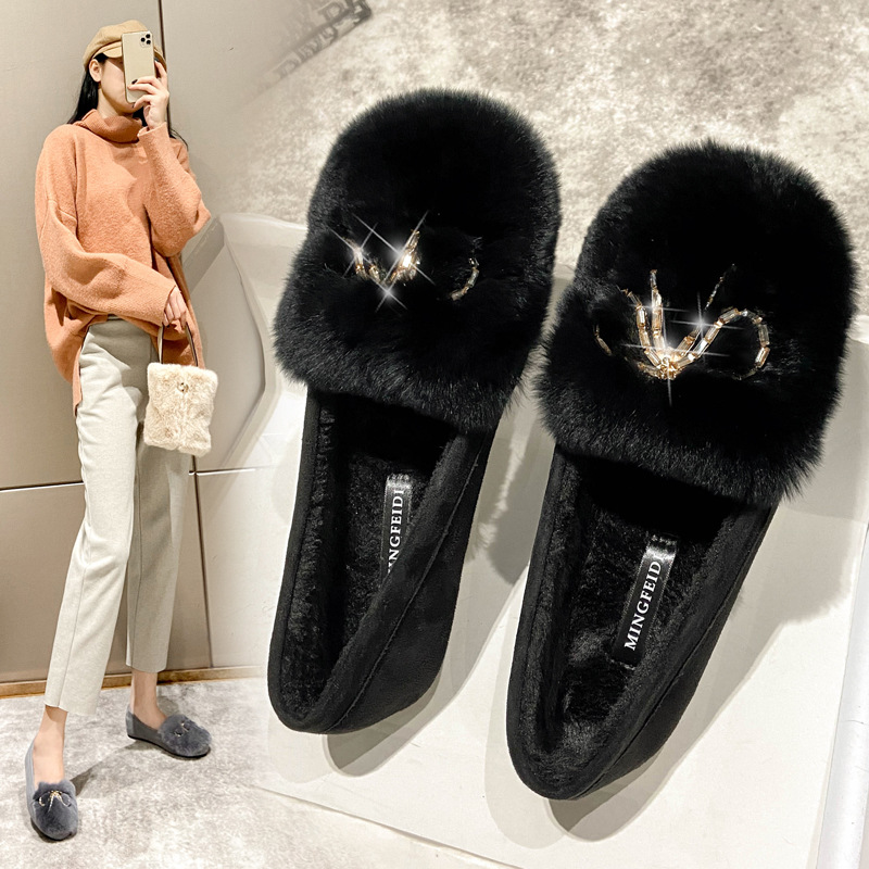 Zapatos de felpa de mujer ropa de invierno plana 2023 nuevos zapatos de guisantes con hebilla de diamantes de imitación zapatos de mujer de fondo suave con forro polar más el tamaño 41-43