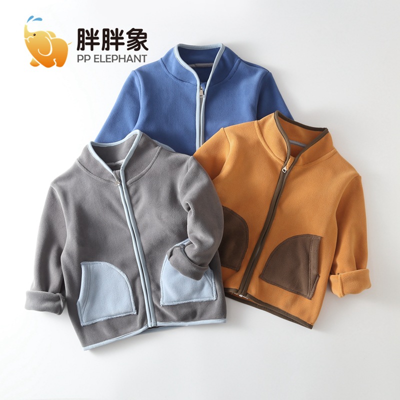 Otoño e Invierno nuevo estilo coreano para niños y niñas Ropa infantil mediana y pequeña para niños Cuello de soporte polar olímpico de doble cara engrosada capa a juego de colores