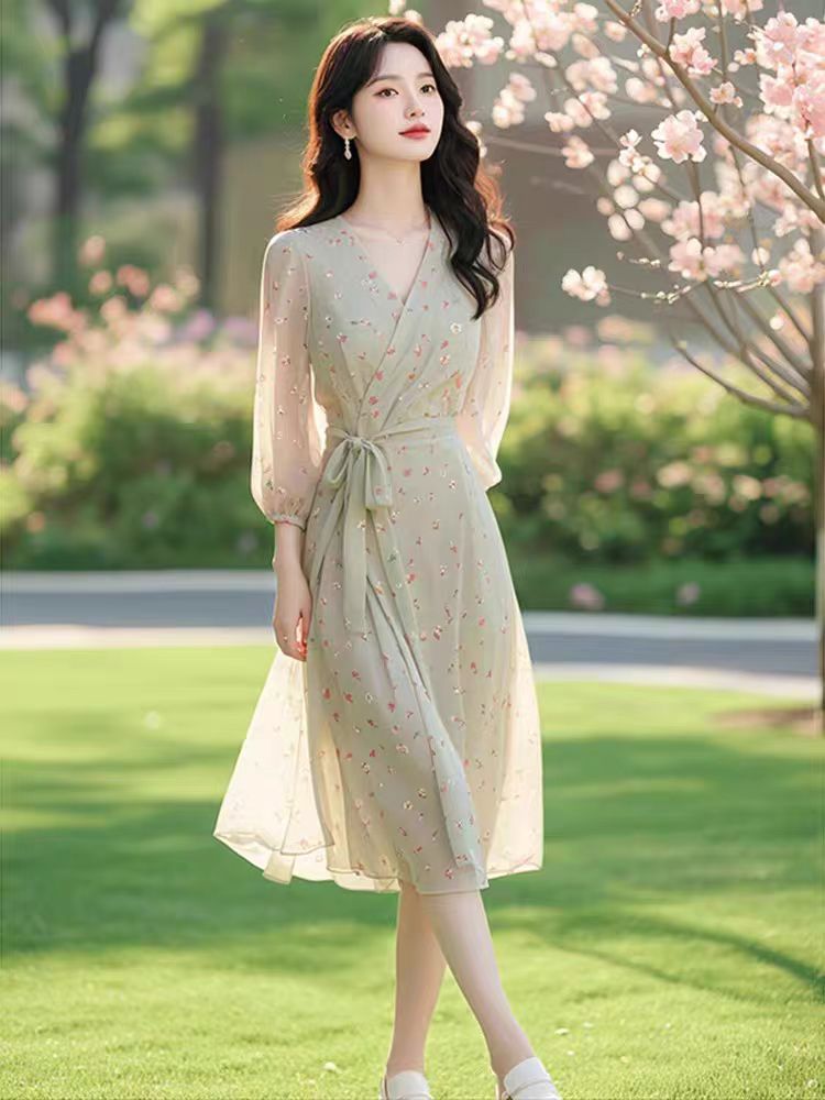 Đầm suông midi cổ chữ V họa tiết hoa xanh nhạt thắt eo — Hoa màu xanh lá cây
