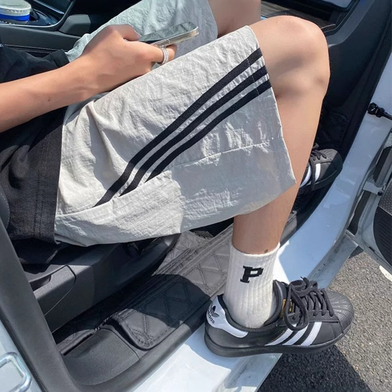 Pantalones cortos a rayas de secado rápido americano, tendencia de verano para hombres, pantalones casuales sueltos al aire libre, pantalones deportivos de cinco puntos para estudiantes