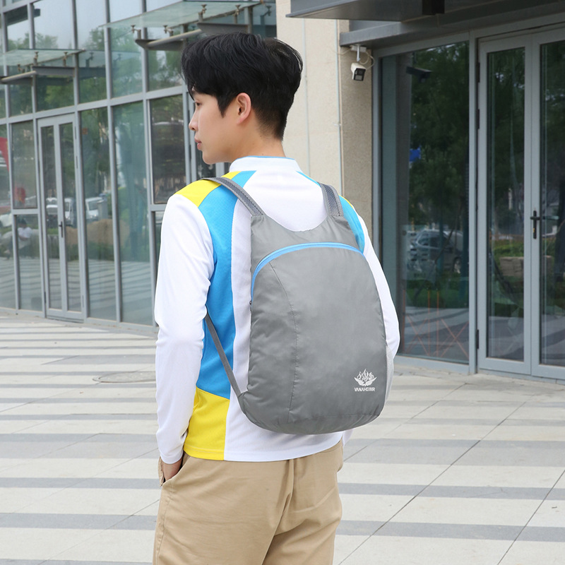 Mochila ligera de color sólido al por mayor de gran capacidad a prueba de agua de viaje para hombres y mujeres Mochila deportiva ultraligera al aire libre