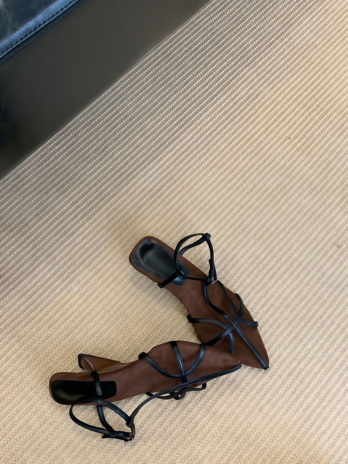 Sandalias de cuña puntiagudas para mujer de superfibra con tacón medio para verano