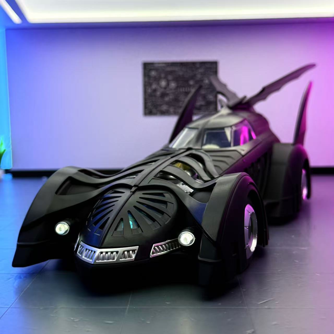 Modelo de coche Qiyi 1:18 Bat Chariot 1995 con spray aleación coche deportivo modelo de sonido decoración coche de juguete