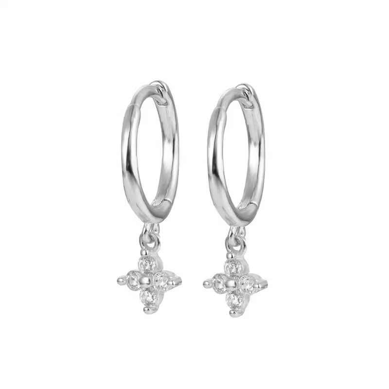 S925 aretes de plata esterlina nicho temperamento negro de cuatro hojas de aretes de flores perfiles de orejas ligero lujo de alto nivel de sensación de orejas de red roja