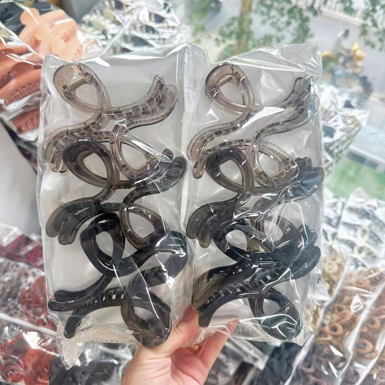 Amazon transfronteriza pintura de goma de gran tamaño clip de pelo espalda Cabeza de tiburón clip de pelo volumen multi horquilla dos yuanes accesorios para el cabello al por mayor