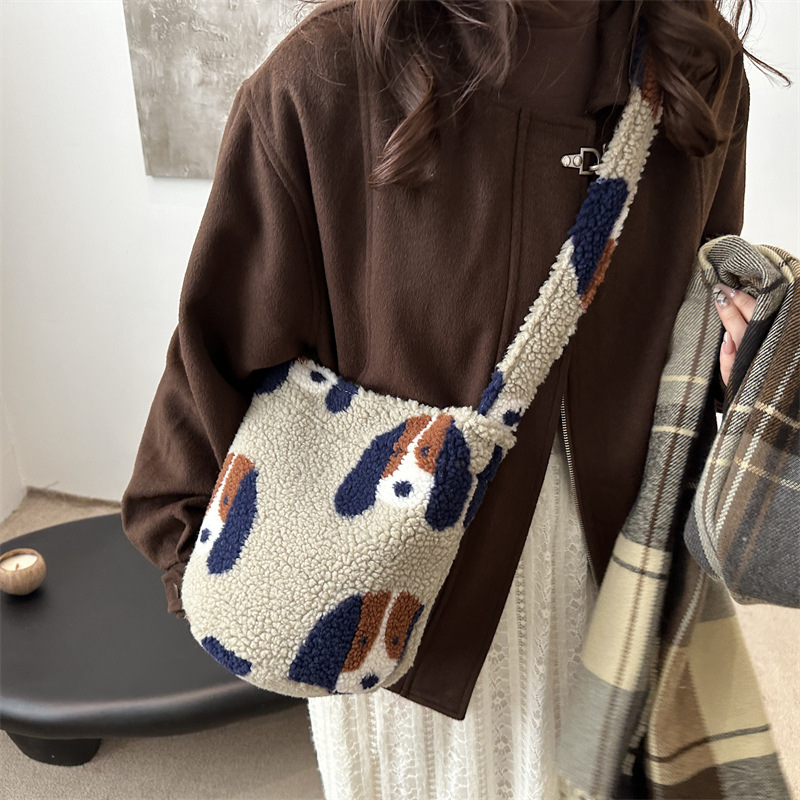 La versión coreana de otoño y invierno del nuevo material de lana de gran capacidad de la bolsa de mujer de viaje de viento perezoso de un solo hombro inclinado de la moda