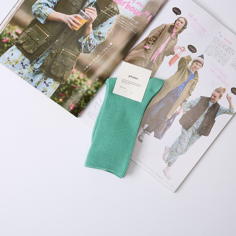 Venta al por mayor calcetines de pila de mujer nueva japonesa otoño color sólido calcetines de algodón de longitud media calcetines de color caramelo de aguja doble de mujer