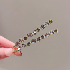 レトロなドリルの組み合わせの気質の一字はファッションのサイドの砕髪の前髪を挟んで、高級感のあるヘアピンの髪飾りを挟みます。