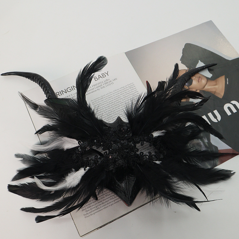 Máscara de media cara con lentejuelas y plumas de pavo para Halloween, estilo gótico, de alta gama, estilo Instagram, popular entre influencers.