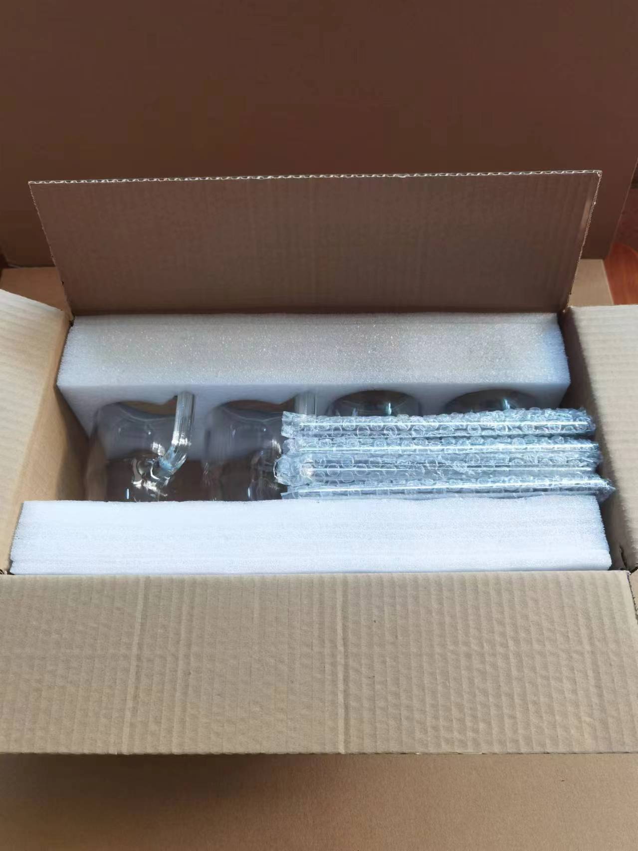 4 개의 진주면 (4 개의 나무 뚜껑, 4 개의 스테인리스 스틸 빨대, 2 개의 빨대 브러쉬 포함); 투명한