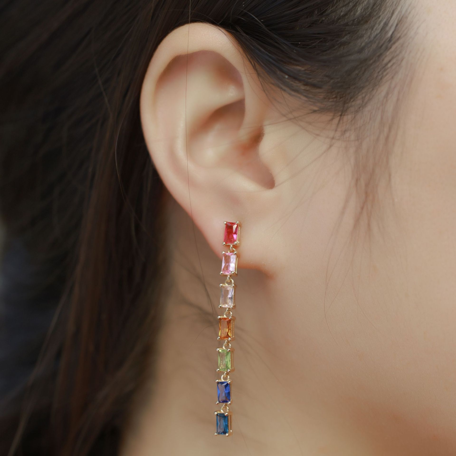 Pendientes de circonita de arco iris largos transfronterizos nuevos Pendientes de lujo ligero de circonio multicolor con incrustaciones de plata S925 simple y elegante