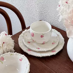 Серия керамической посуды с молочно-белым порошком и клубникой, тисненый край бисера, чаша, набор тарелок и чашек в девичьем стиле