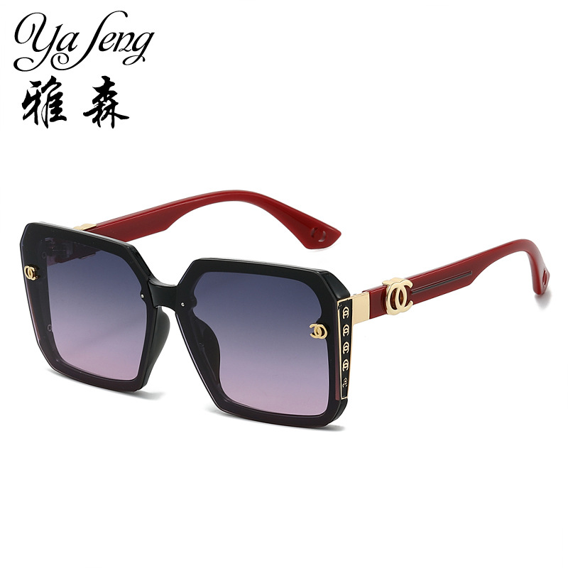Fashionable retro square sunglasses