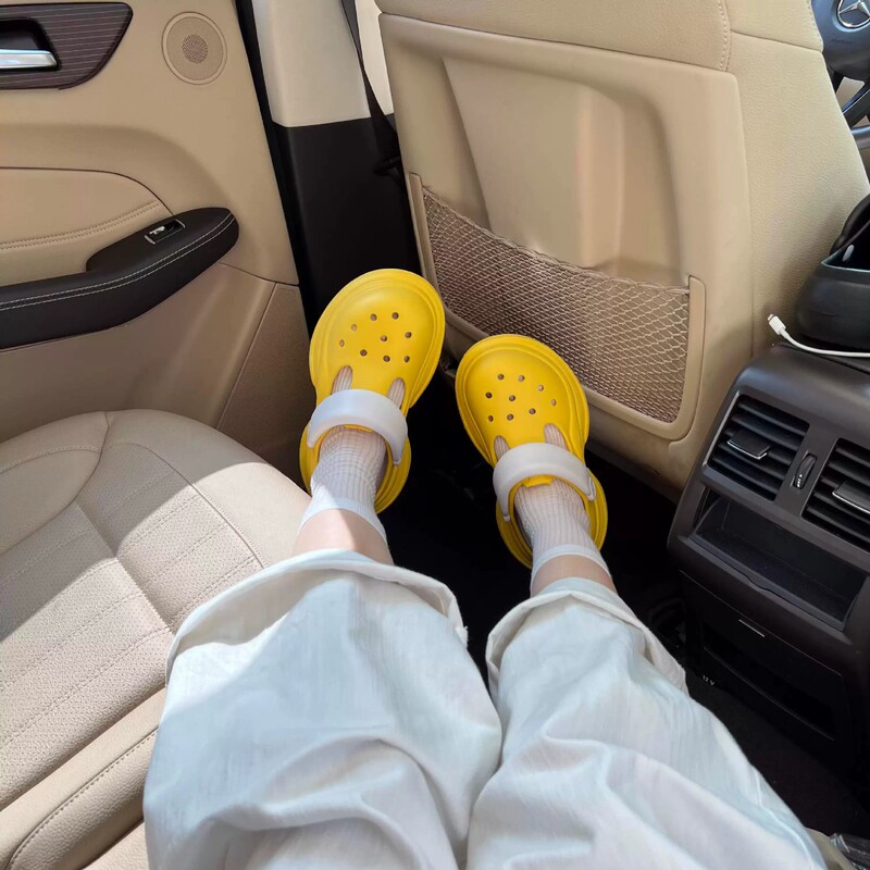 Yellow thick-soled perforated sandals for women, summer outdoor wear, height-increasing, super comfortable, non-slip, EVA ultra-soft slippers, 2026 new model Yellow thick-soled perforated sandals for women, summer outdoor wear, height-increasing, super comfortable, non-slip, EVA ultra-soft slippers, 2026 new model