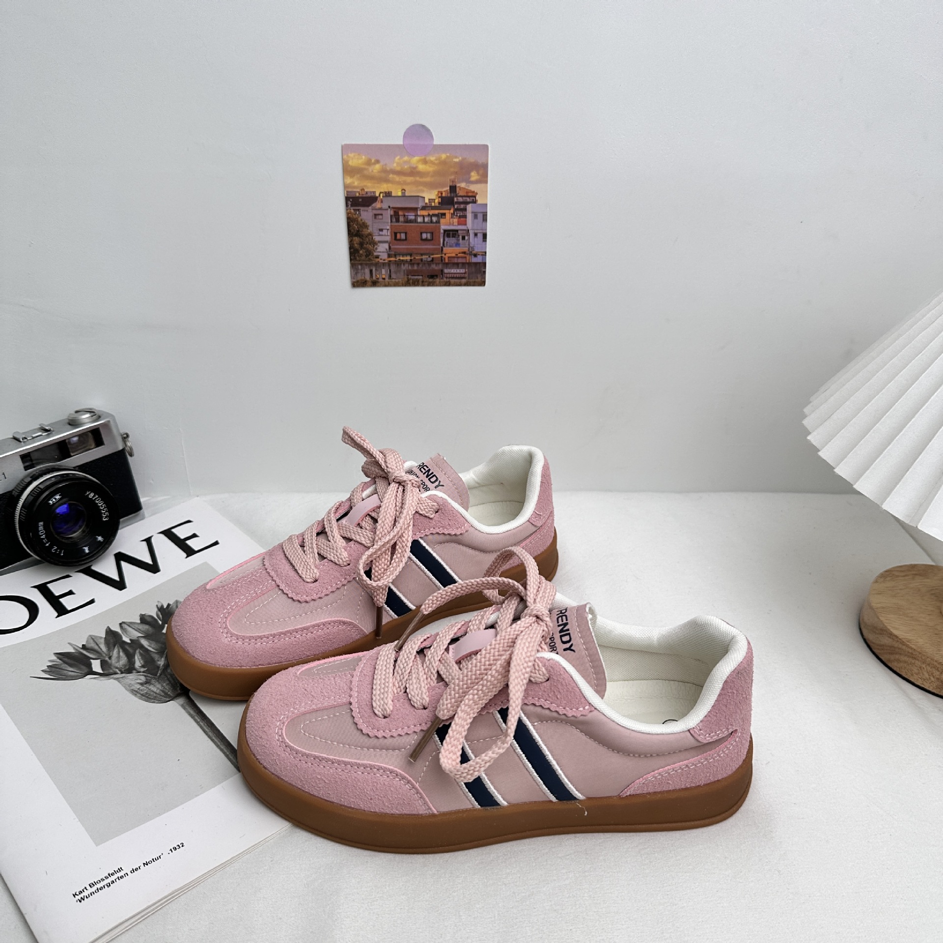 A9887 almohadillas de látex / zapatos de entrenamiento de Alemania retro ligeros para mujeres de explosión universal 2025 primavera nuevos zapatos de skate blanco pequeño