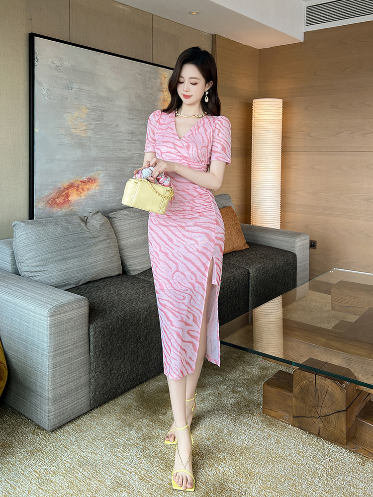 Váy đầm nữ cổ chữ V sọc hồng xếp li xẻ tà ôm vừa vặn — Màu hồng