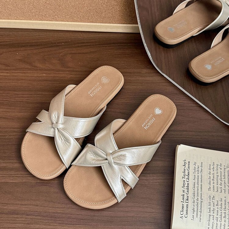 Oh My Gosh! This Year, These Kinds of Slippers Are Popular, and They Are Comfortable and Breathable, and Wearing Them Is Super Comfortable!