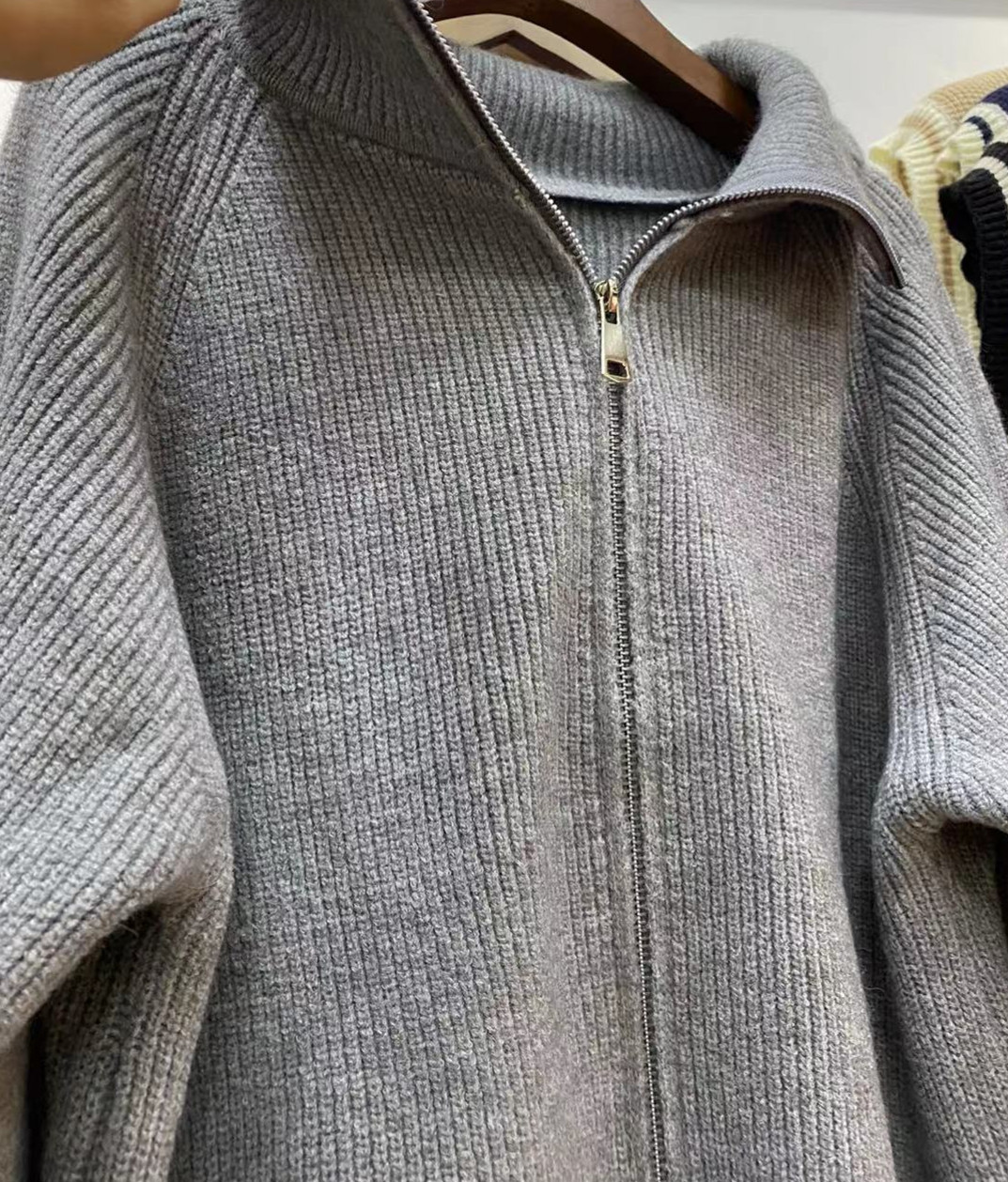 Cropped Knit Cardigan – Double-Zip Oversized Shacket (Maroon/Gray/Beige, One Size)_voghion.com
