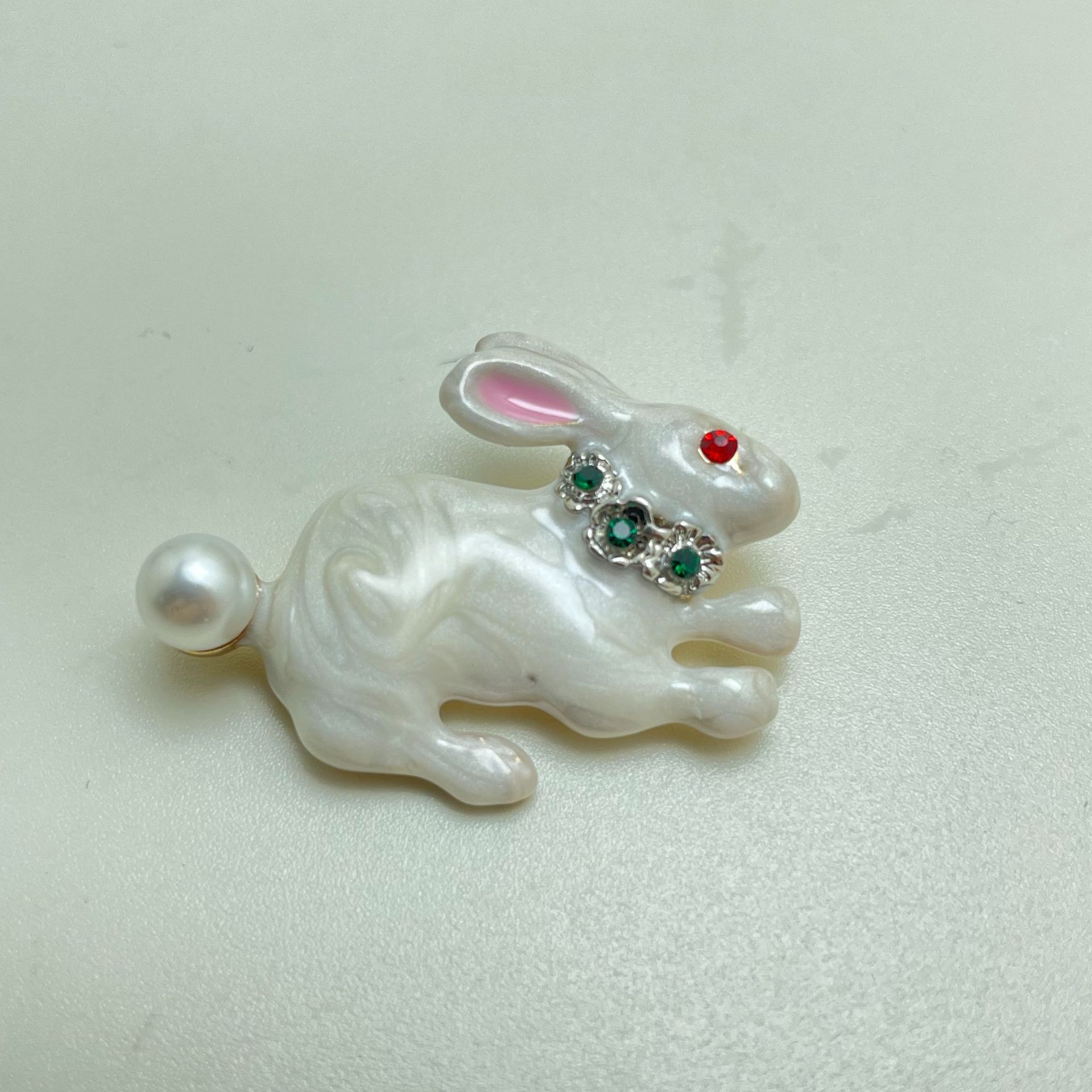 European and American cross-border Easter cute bunny brooch, vintage enamel oil-drip pearl rabbit brooch, manufacturer wholesale