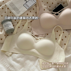 佳之純無痕ゼリー条ブラジャーの上に薄い下に厚い胸が集まっています。