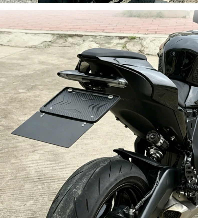 Suitable for use on modified short-tail motorcycles, the foldable mudguard eliminates the problem of mud splashing from the motorcycle license plate