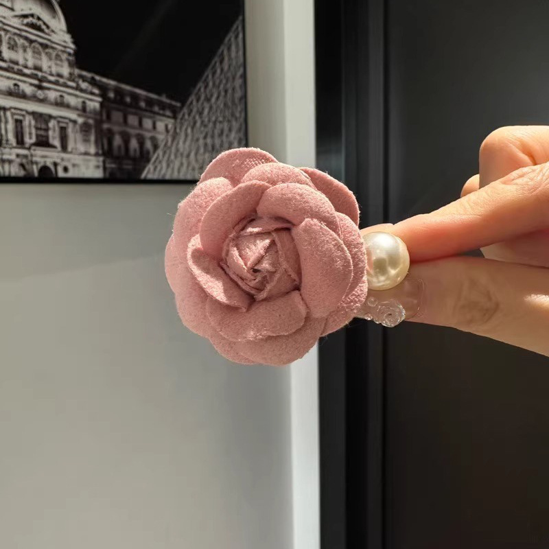 乾燥したバラはフランスの花を挟んで髪を挟みます。|undefined